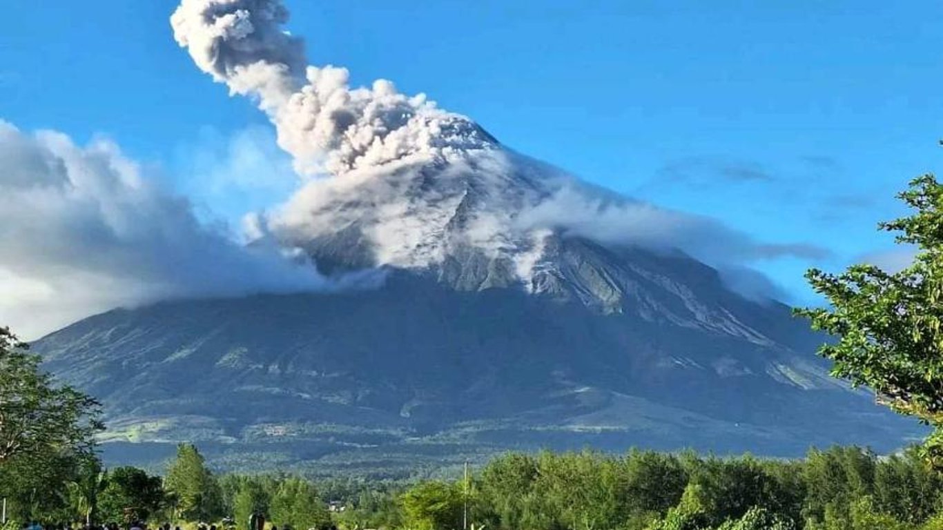 Bicol se prepara para los peligros del volcán Mayón mientras se avecinan evacuaciones obligatorias ante la amenaza de lluvia.