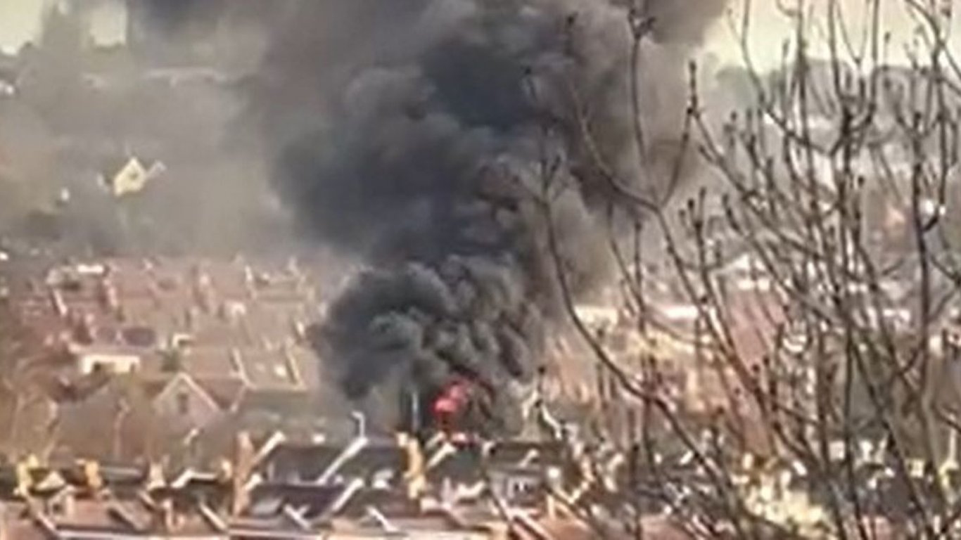 Bristol en Turmoil: Un gran incendio estalla en Easton, los servicios de emergencia responden.