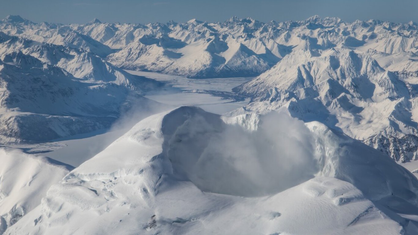 La amenaza de erupción del Monte Spurr crece a medida que el Observatorio Volcánico de Alaska emite una advertencia urgente.