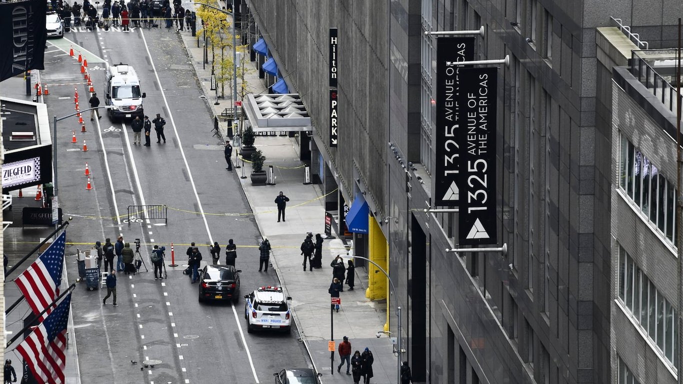 El asesinato del CEO de UnitedHealthcare provoca indignación y llamados a un cambio en el sistema de salud.