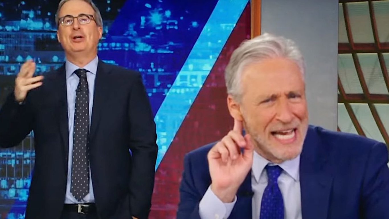 El agudo comentario de John Oliver sobre el deslizamiento de Estados Unidos hacia la monarquía sacude The Daily Show.