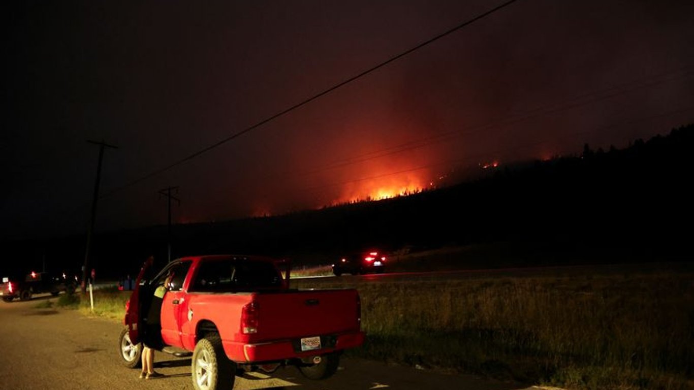 Devastadores incendios forestales amenazan Alberta y Columbia Británica