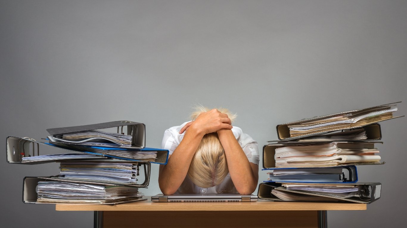 Maestra de Nueva Jersey acusada de pegar la cabeza de un estudiante a un escritorio en un incidente impactante.