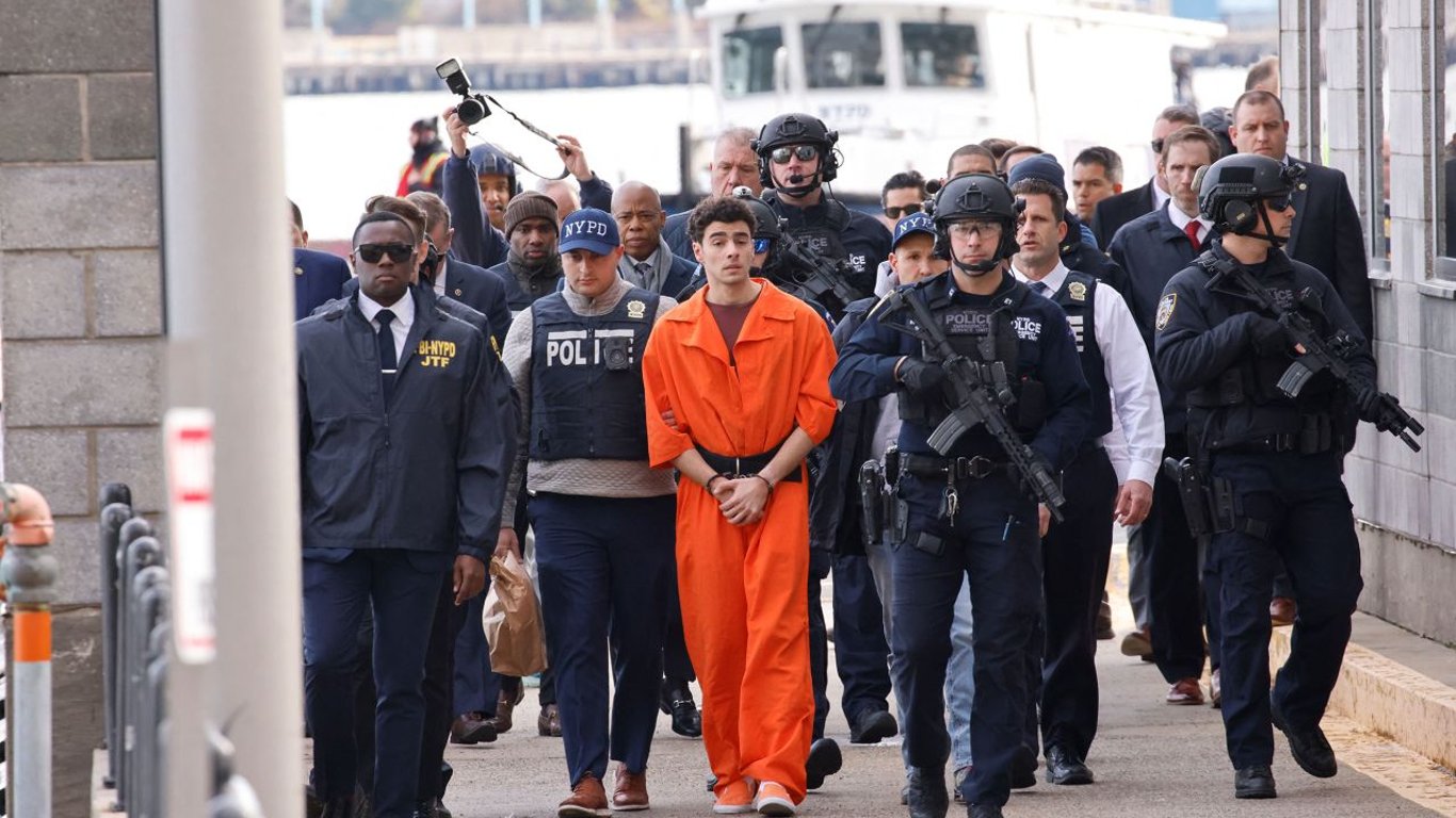 El sospechoso de asesinato extraditado, Luigi Mangione, enfrenta cargos graves en medio de una seguridad reforzada.