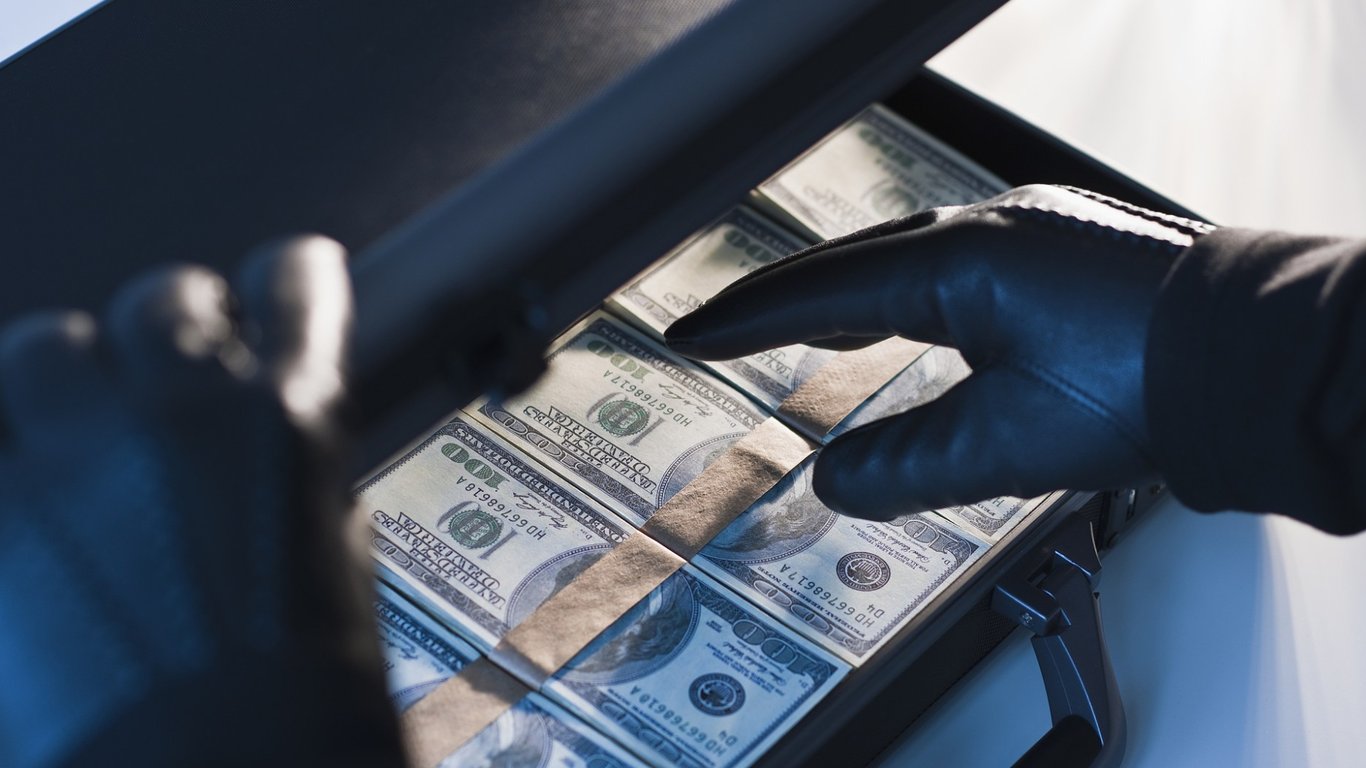 La actriz tailandesa Panadda Wongphudee demanda a su niñera por robo y fraude de identidad en un sorprendente caso.