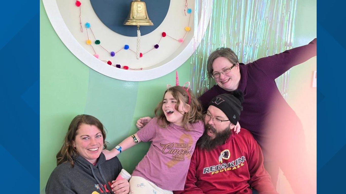 Niño de 8 años, Noey Springer, toca la campana celebrando el final de su tratamiento contra el cáncer.