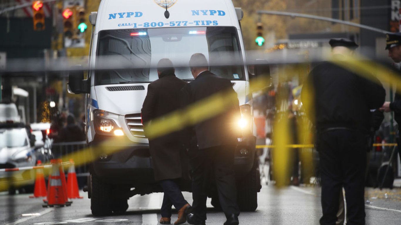 Sospechoso arrestado en el tiroteo fatal del CEO de UnitedHealthcare provoca indignación nacional.