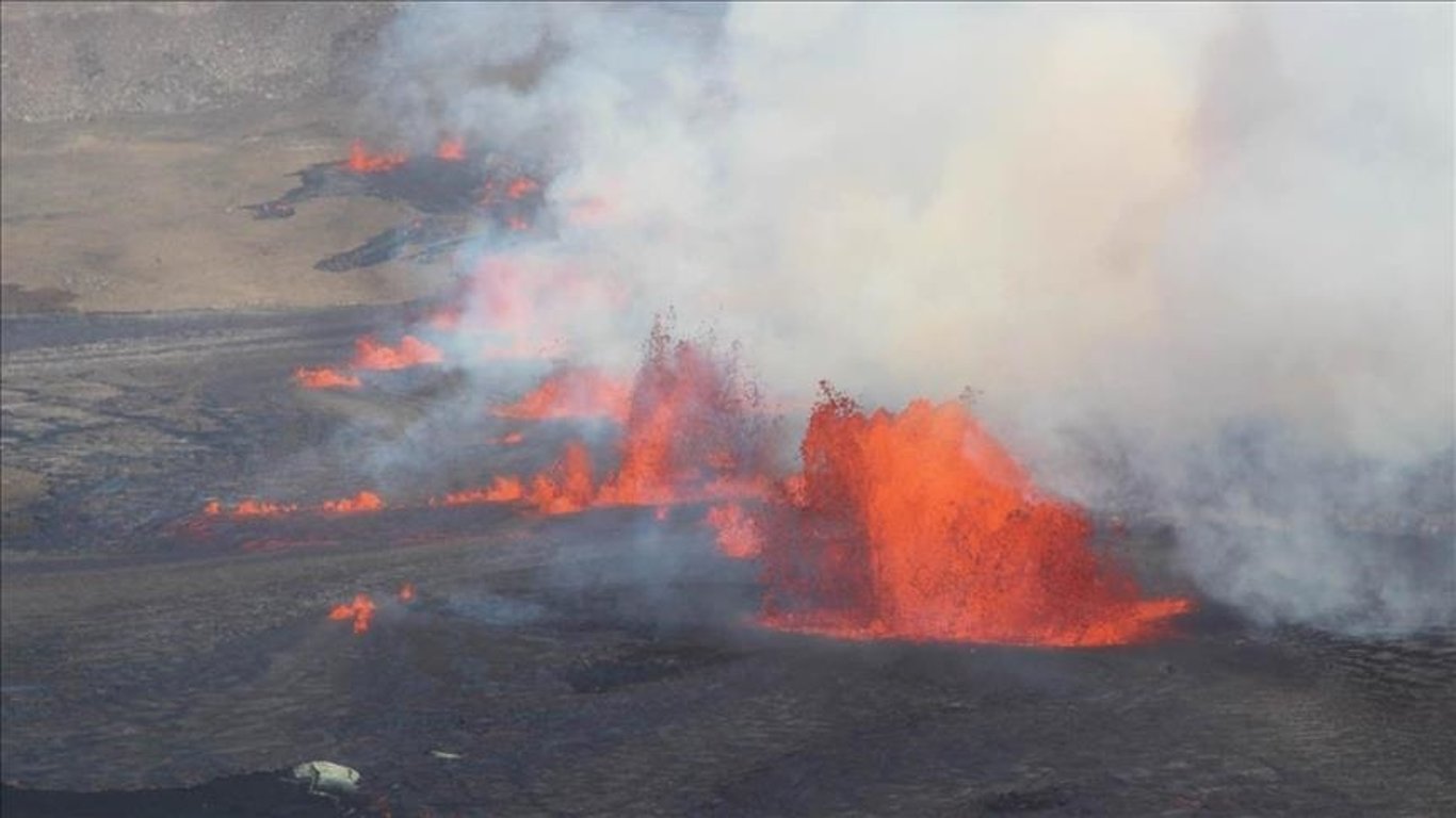 El volcán Kilauea erupciona nuevamente, cautivando a los espectadores mientras genera preocupaciones de seguridad.