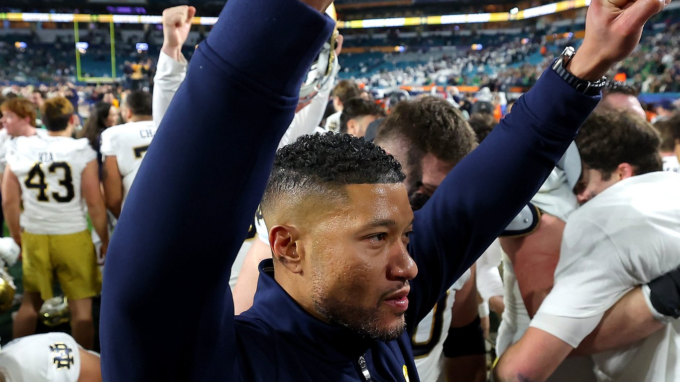 Notre Dame Lucha por la Gloria: Una Nueva Era Comienza en el Panorama de los Playoffs de Fútbol Americano Universitario.