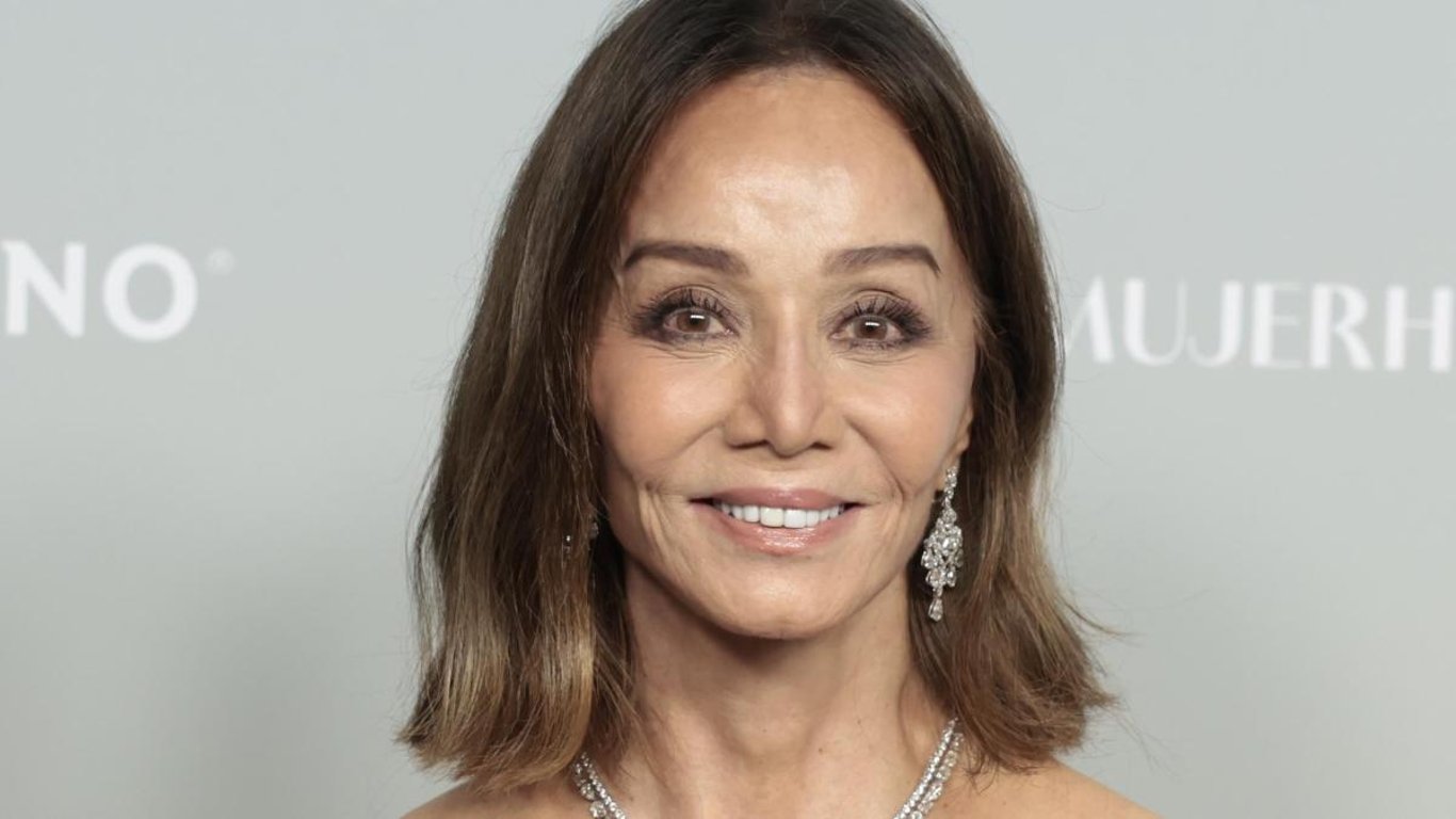 Isabel Preysler deslumbra con su look elegante y los vaqueros "Trinidad"