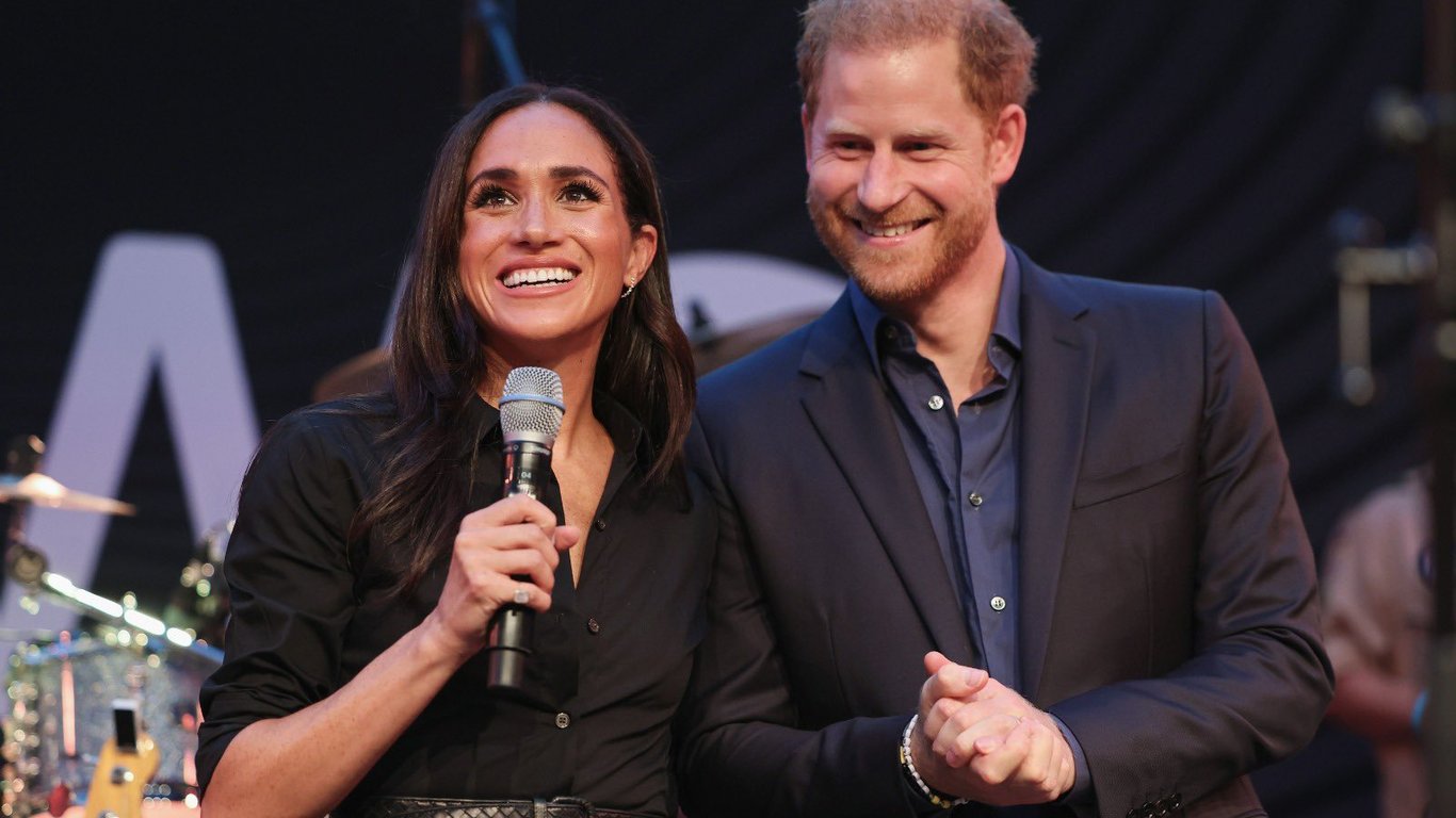 La búsqueda de independencia de Harry y Meghan enfrenta una reacción pública y una crisis de identidad.