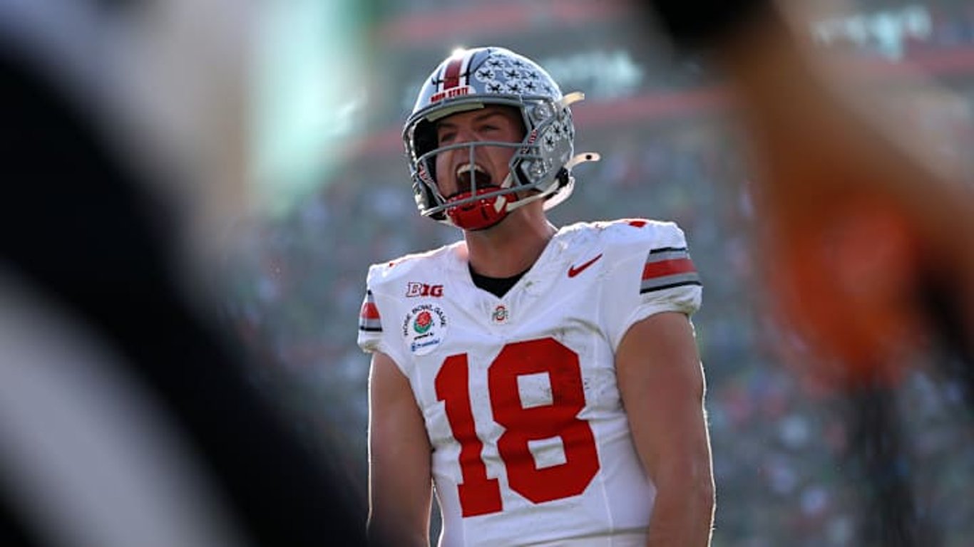 Ohio State enfrenta altos riesgos mientras busca la gloria del campeonato nacional en los playoffs.