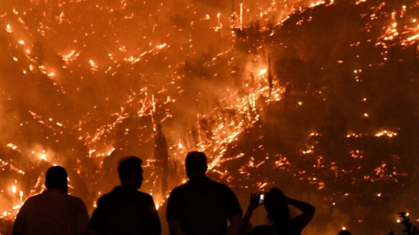 Grecia enfrenta un alarmante aumento de incendios forestales, lo que exige una acción climática urgente y preparación.
