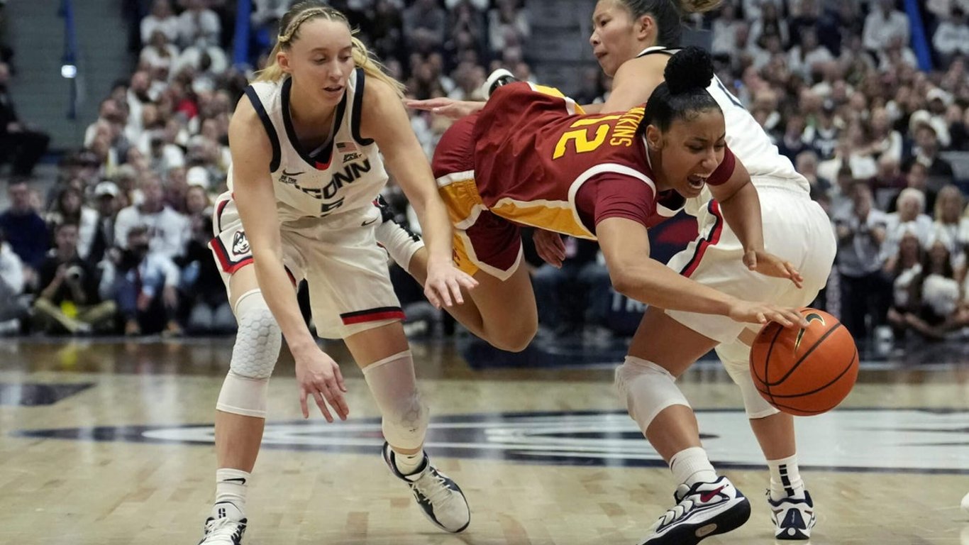 Los Trojans de USC hacen historia con una emocionante victoria sobre UConn en un épico enfrentamiento de baloncesto.