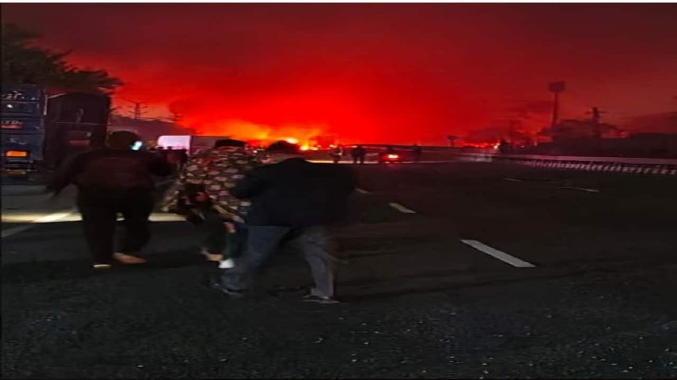 La tragedia golpea la autopista Jaipur-Ajmer: colisión de camión cisterna de GLP cobra ocho vidas.
