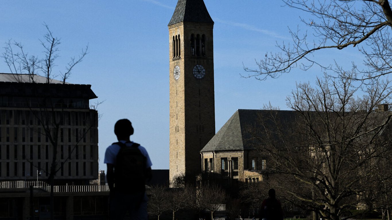 Universidades de EE. UU. instan a estudiantes internacionales a regresar antes de enero