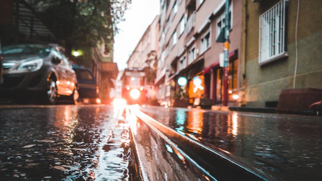 El clima severo causa estragos en el oeste de Grecia, dejando varados tanto a turistas como a locales.