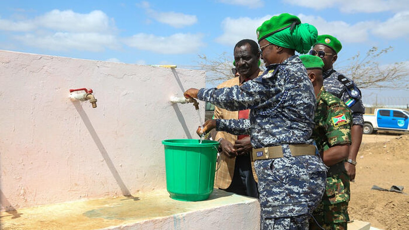 ATMIS impulsa el futuro de Somalia con proyectos de agua solar para la policía y las comunidades.