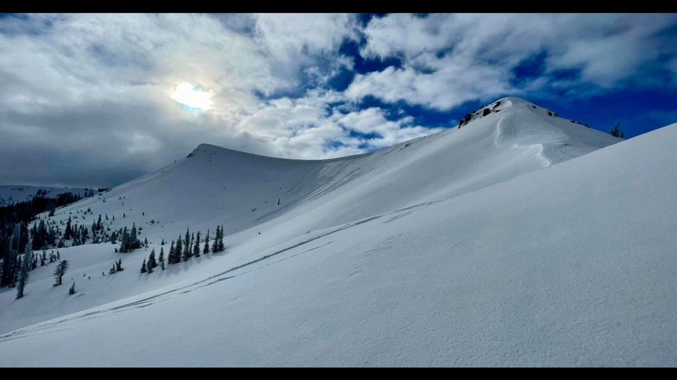 Avalancha trágica cobra la vida de un ciclista de nieve en el área de Cascade: una aventura que salió mal.