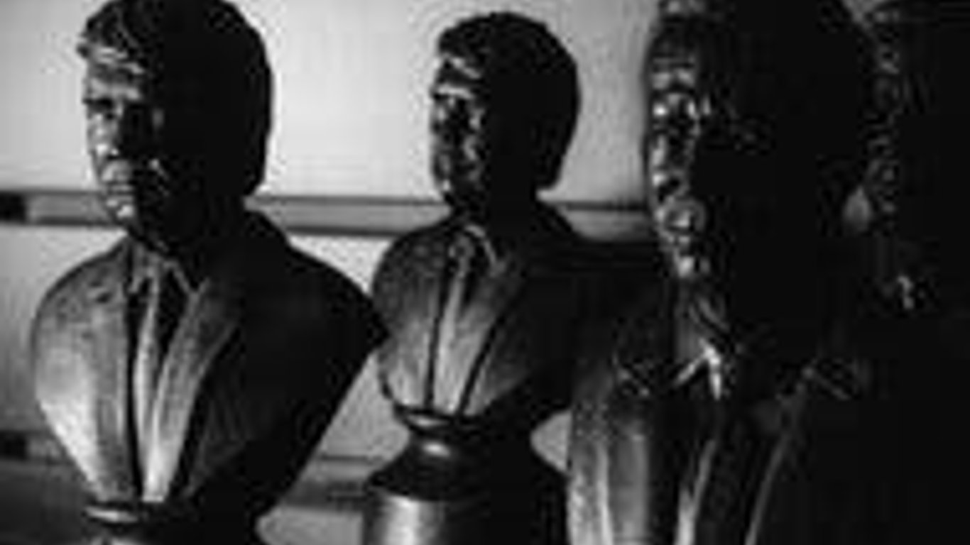 Navegando una nación en una encrucijada: esperanza y miedo a medida que se acerca la presidencia de Trump.