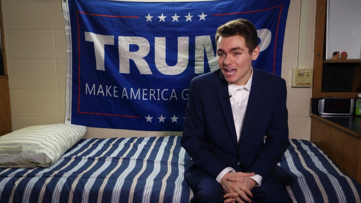 Problemas legales para Nick Fuentes mientras un caso de agresión menor desata un debate nacional.