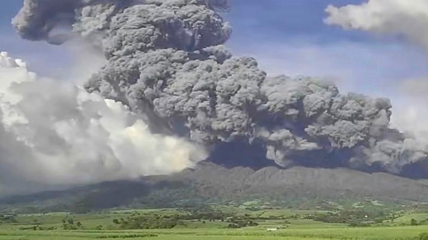La erupción del volcán Kanlaon desplaza a miles, se lleva a cabo una respuesta de emergencia en las Visayas.