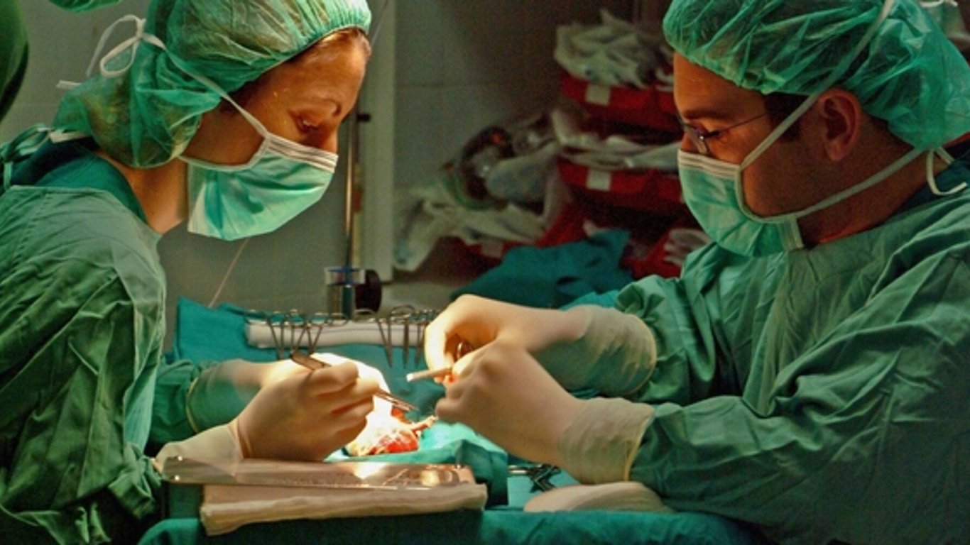 Spain lifts ban and opens doors to organ transplants from HIV+ donors.