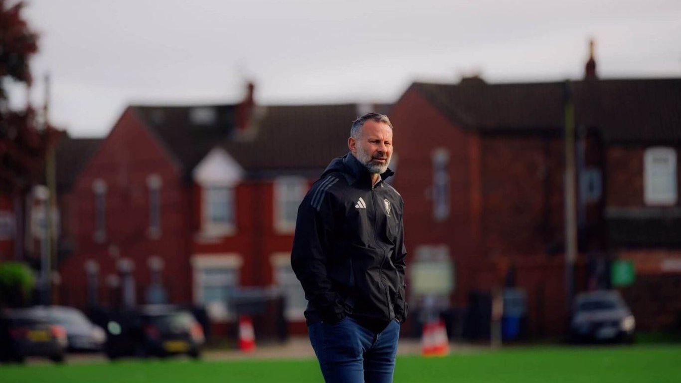 Ryan Giggs regresa al banquillo del fútbol mientras Salford City se enfrenta a Manchester City.
