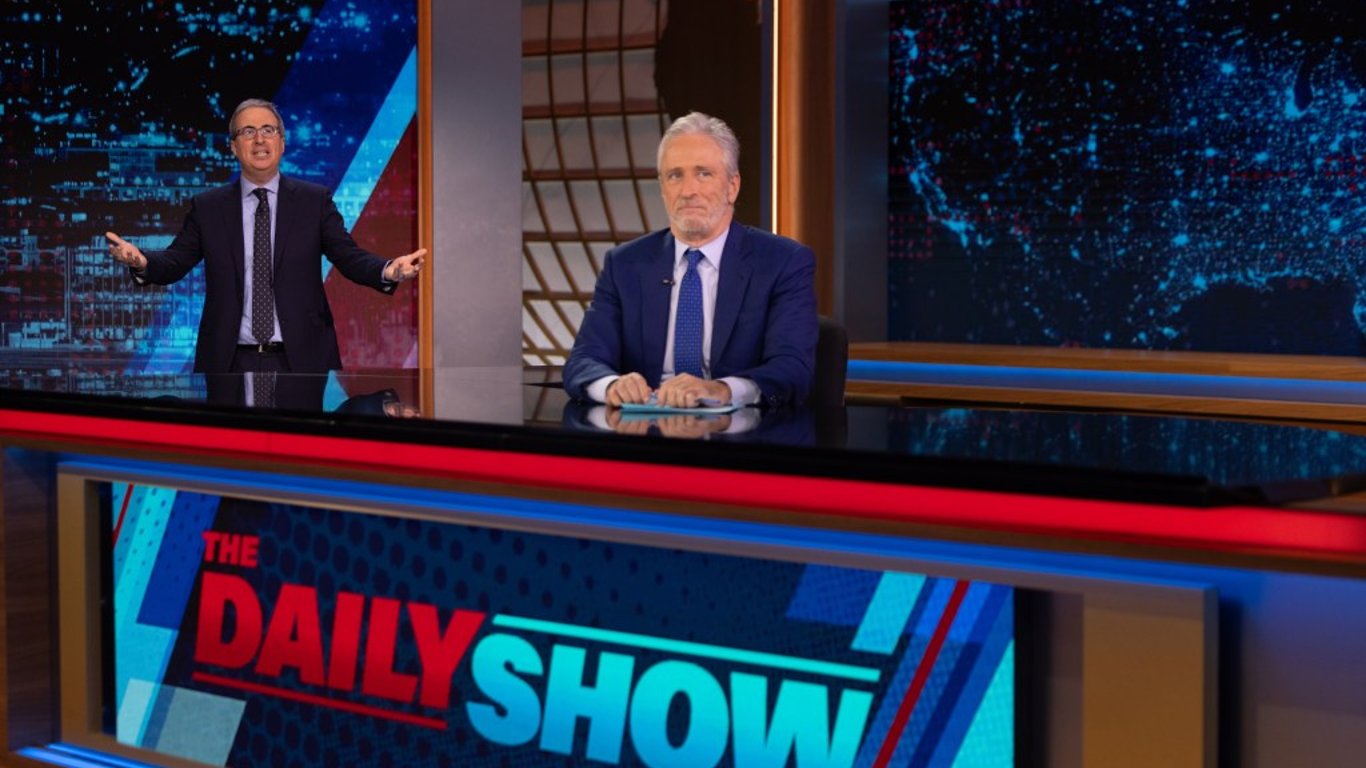 Risa y Reflexión: El Regreso de John Oliver a *The Daily Show* Desata un Debate sobre la Democracia