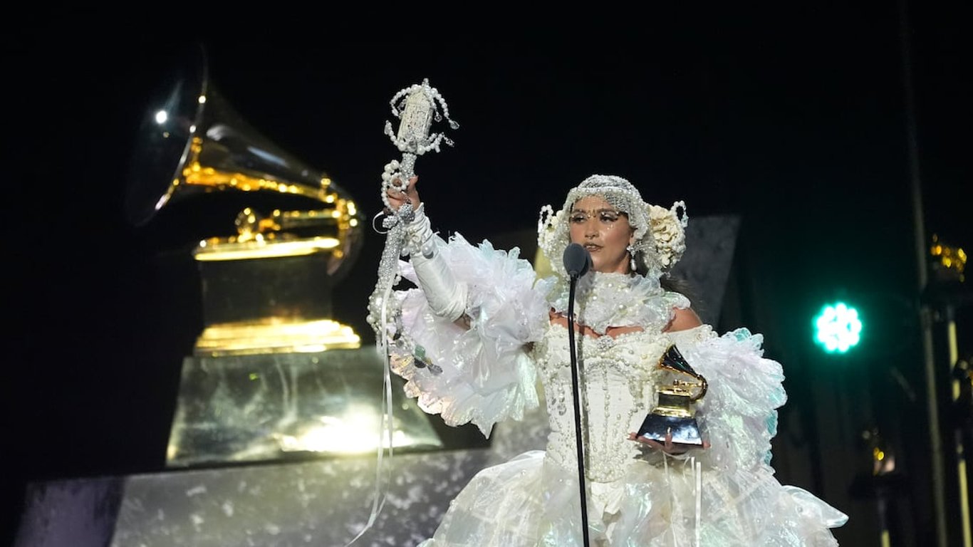 Estilo y autenticidad brillan en la alfombra roja de los Grammy 2023
