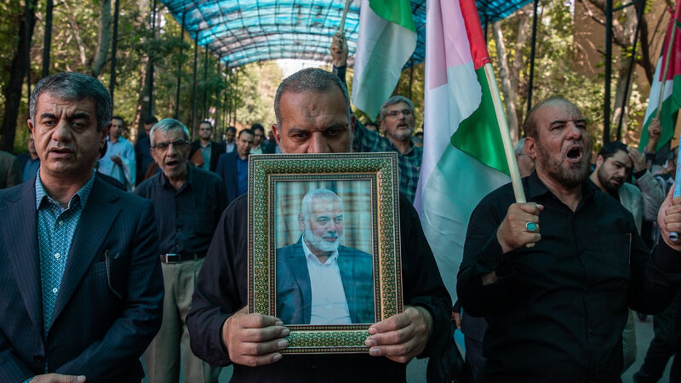 El asesinato de Haniyeh desata la furia en Irán y amenaza la estabilidad en Oriente Medio.