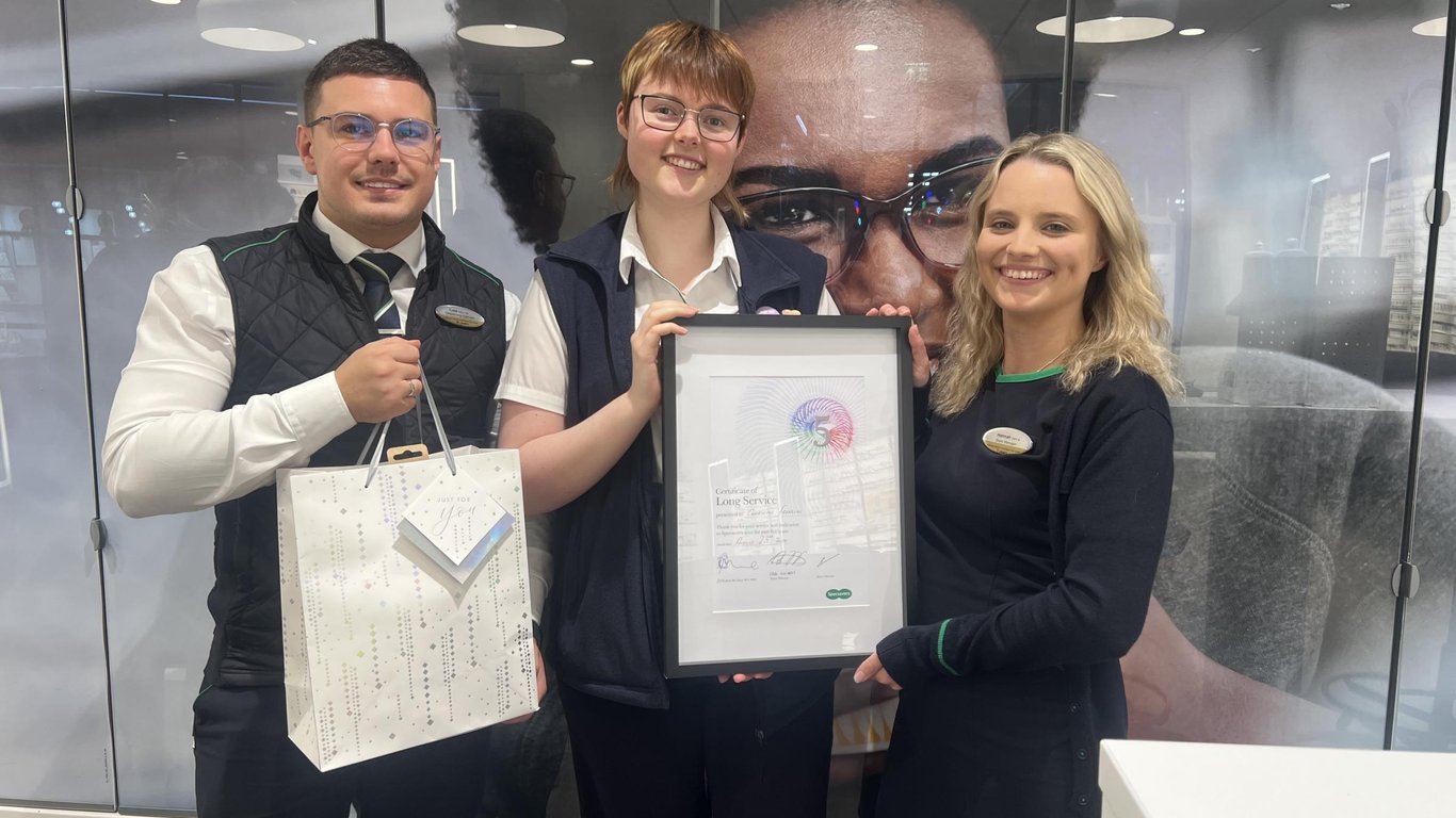 Specsavers Stroud celebra los hitos del personal y el impacto en la comunidad en el cuidado óptico.