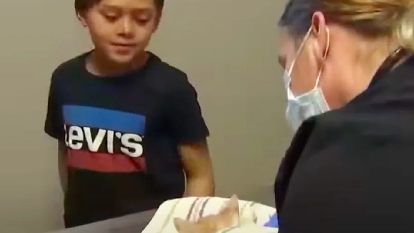 Niño de 8 años en Arizona rescata a un gatito maltratado, se convierte en héroe local e inspiración.