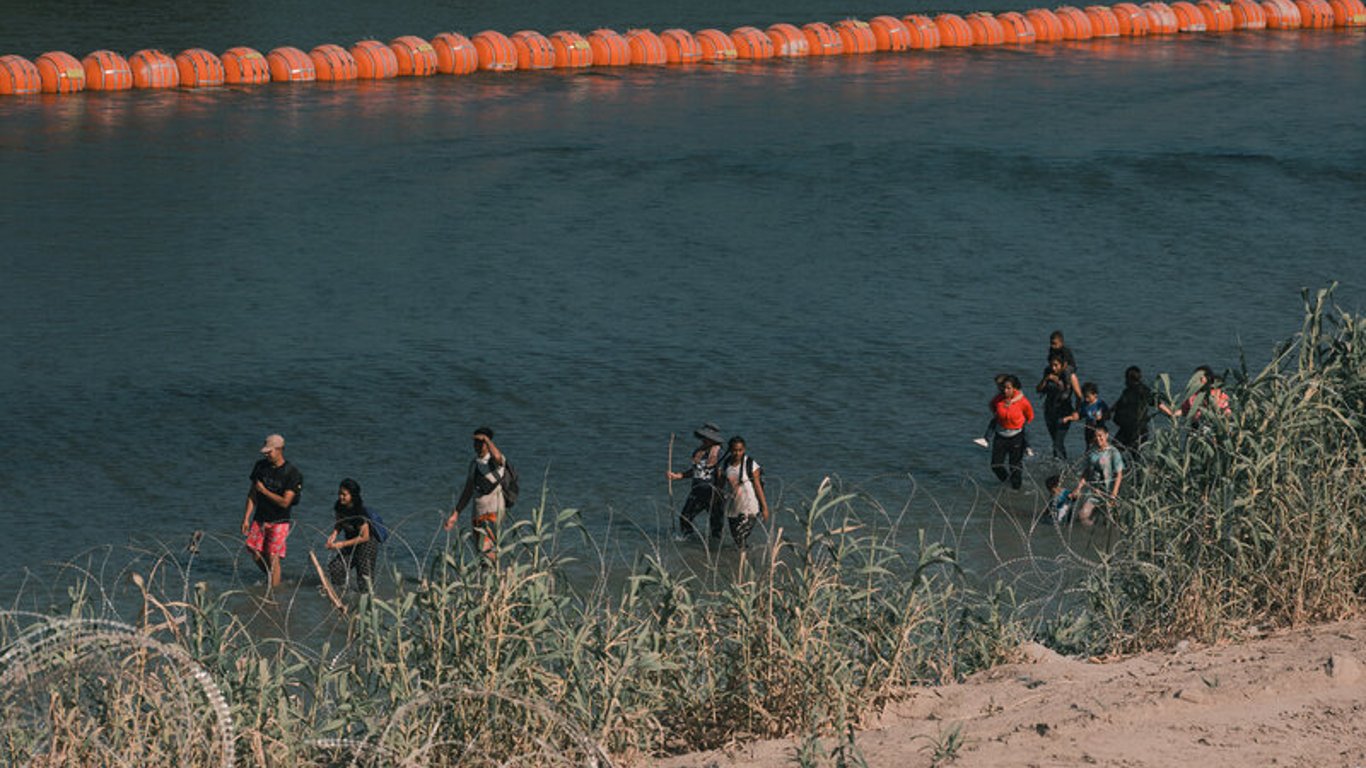 Controversia en la frontera: boyas flotantes generan debate sobre migración y seguridad