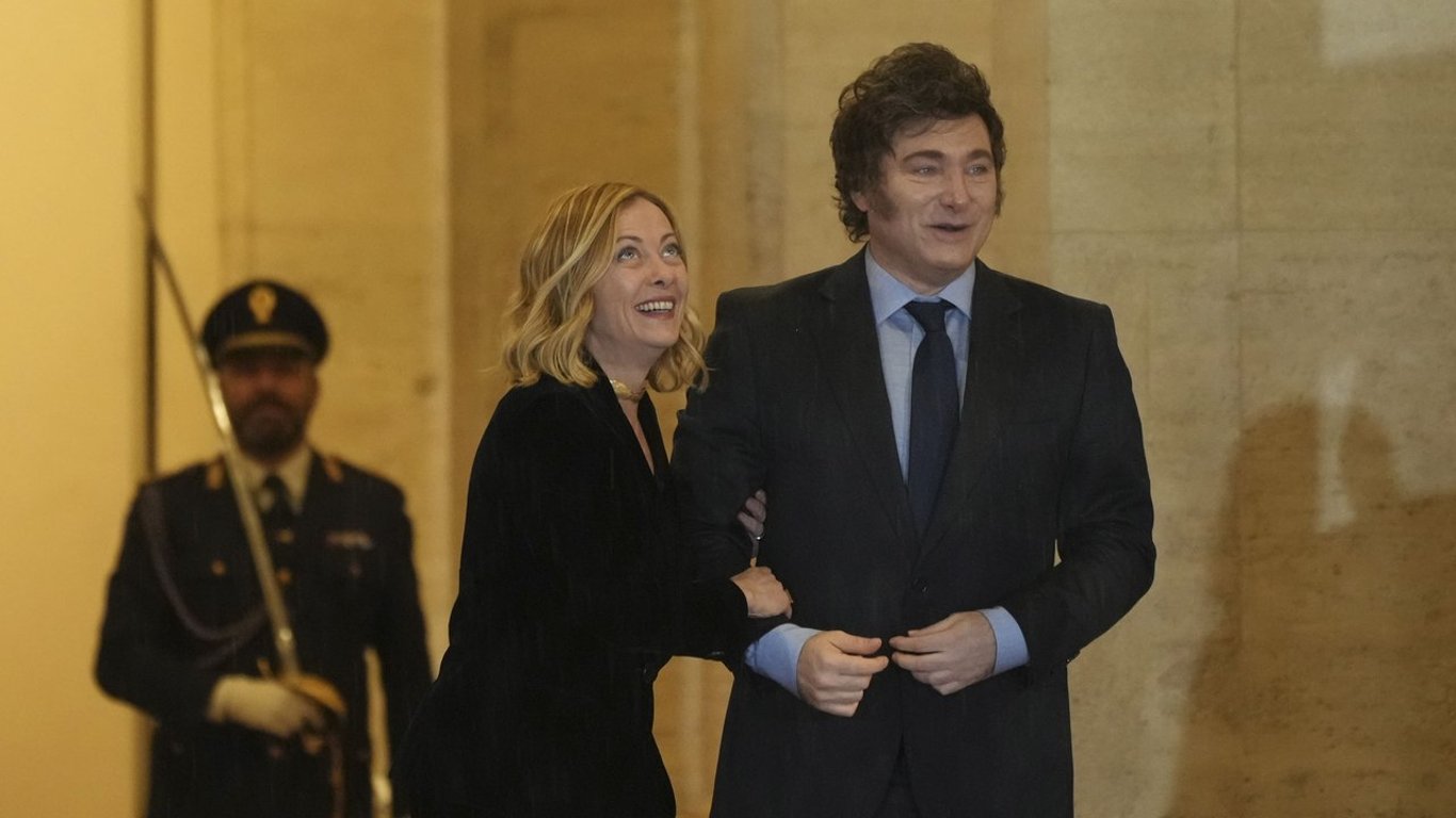 Estalla la controversia cuando el presidente de Argentina, Milei, recibe la ciudadanía italiana.