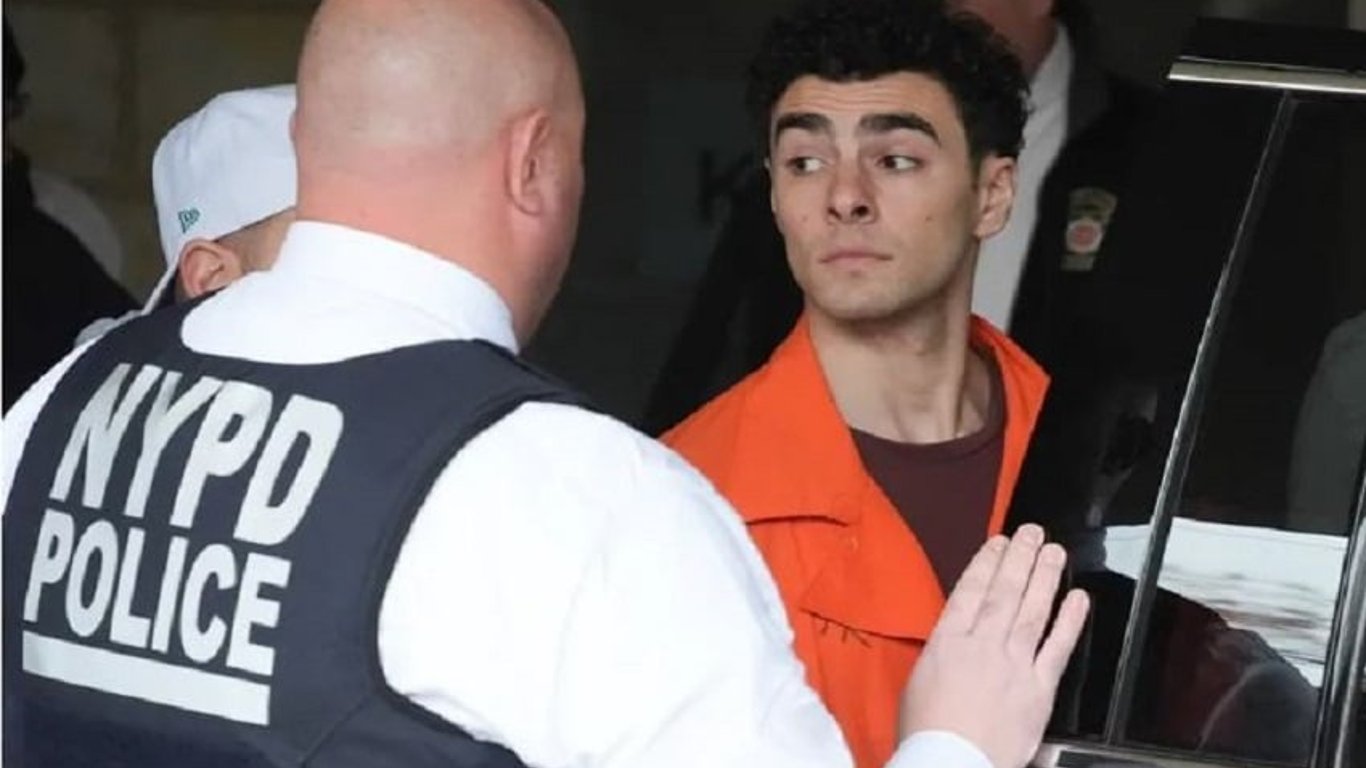 Luigi Mangione enfrenta graves acusaciones de asesinato y terrorismo en Nueva York