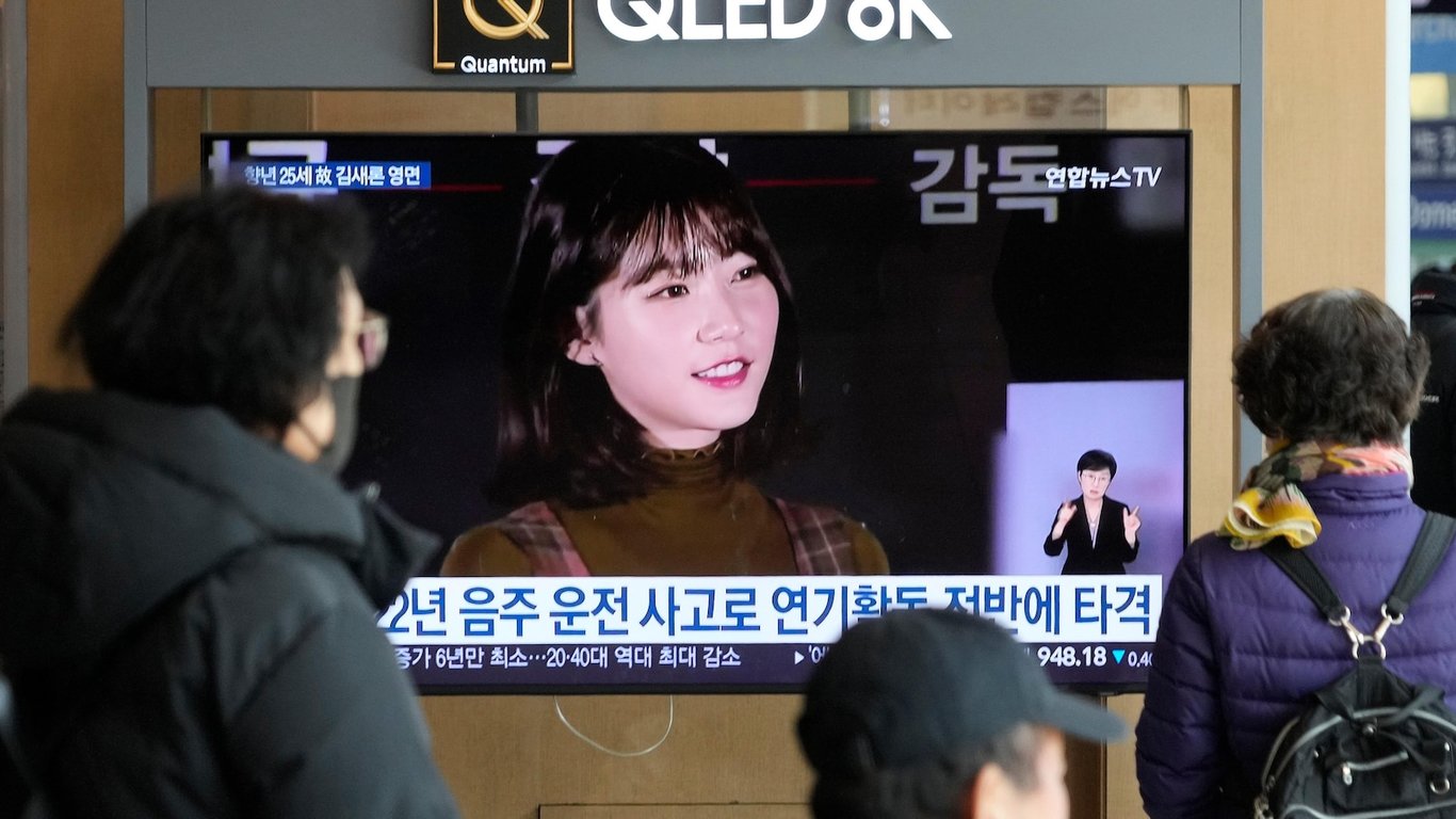 La muerte de Kim Sae-Ron y el debate sobre la presión a las celebridades en Corea