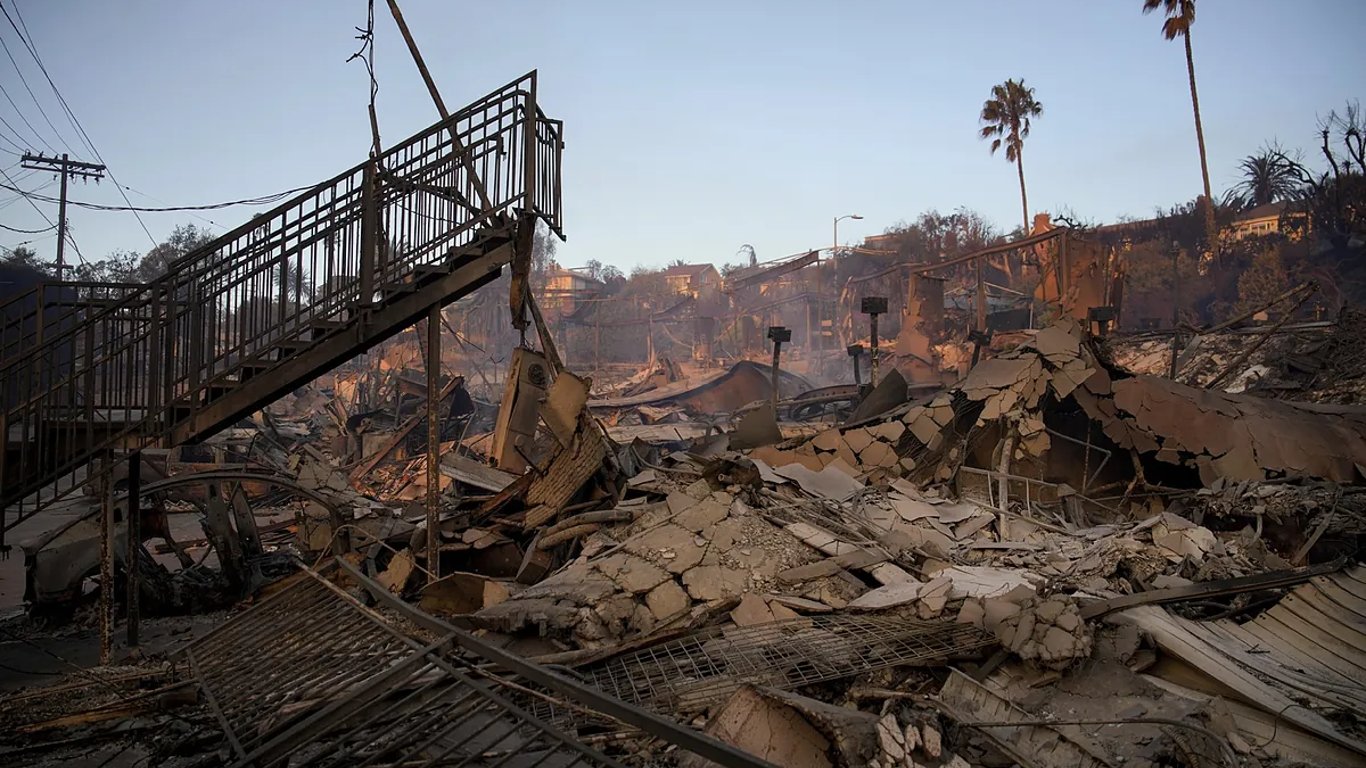 California enfrenta una doble crisis: un terremoto sacude el área de la bahía en medio de devastadores incendios forestales.