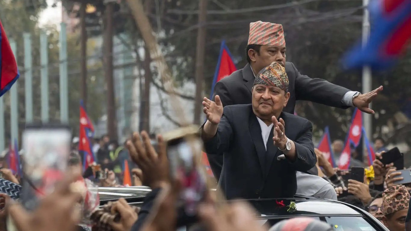 Los seguidores se reúnen por el regreso de Gyanendra mientras la nostalgia por la monarquía crece en Nepal.