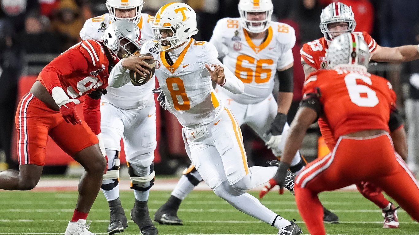 Los Volunteers de Tennessee sufren una aplastante derrota de 42-17 ante Ohio State en su salida de los playoffs.