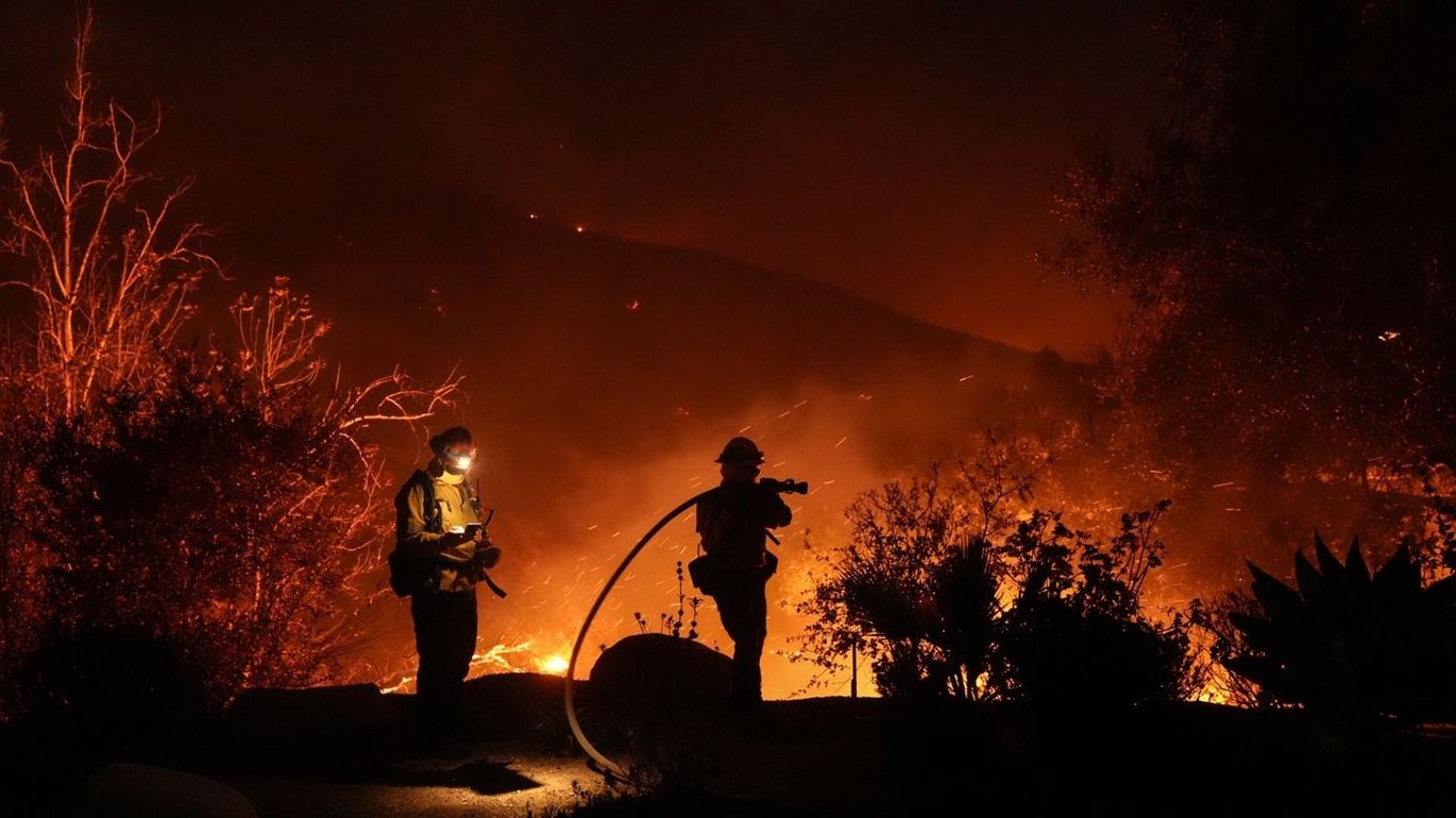 El incendio forestal devasta Malibu, obliga a evacuaciones y amenaza los hogares de celebridades.