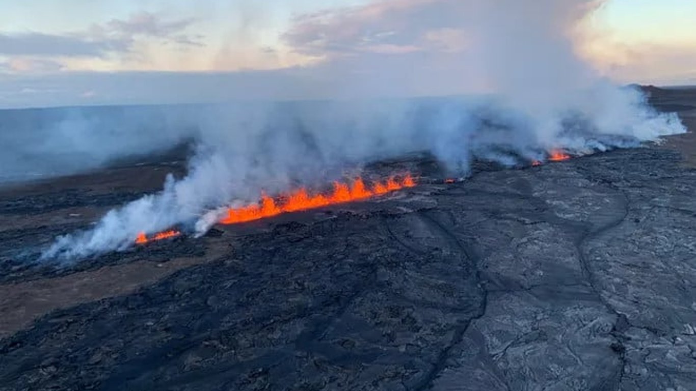 El volcán Kilauea entra en erupción nuevamente, generando alarma mientras flujos de lava y nubes de ceniza amenazan el viaje aéreo.