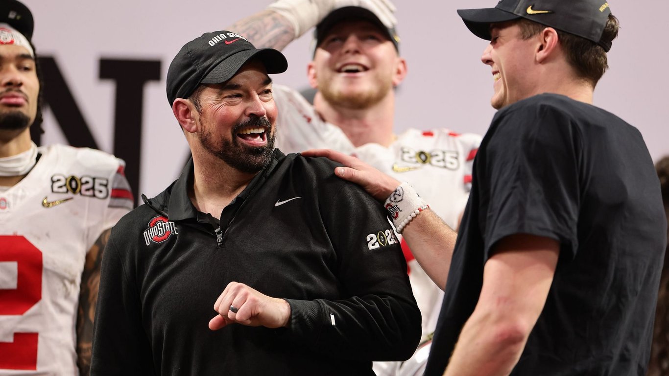 Las Clasificaciones de Entrenadores de Fútbol Americano Universitario se Intensifican: ¿Quién Ascenderá y Quién Descenderá en 2025?