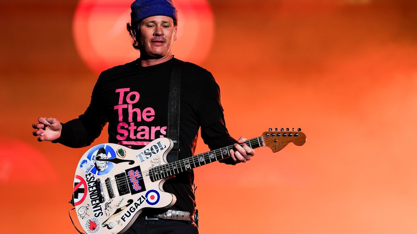 Tom DeLonge conecta los OVNIs y drones mientras Nueva Jersey experimenta un aumento en avistamientos misteriosos.