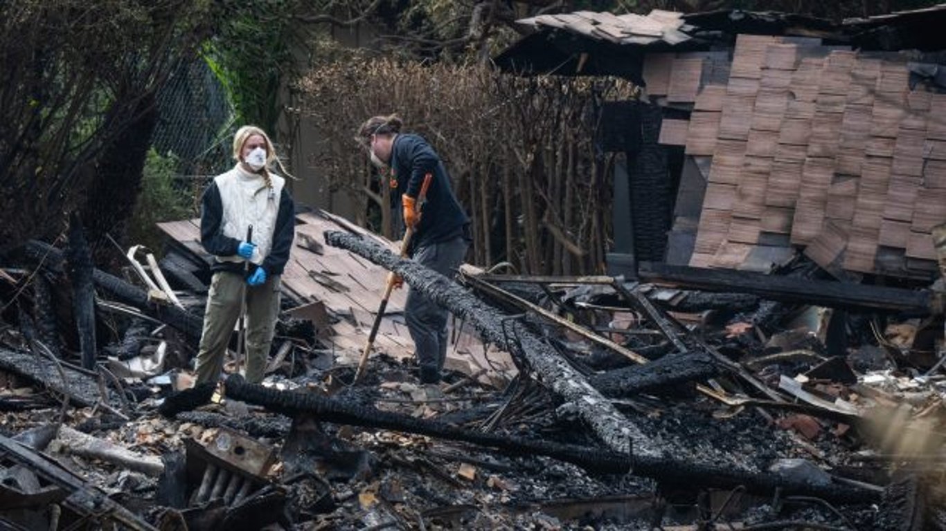 Los bomberos de Malibu avanzan en la lucha contra el incendio Franklin en medio de vientos desafiantes.