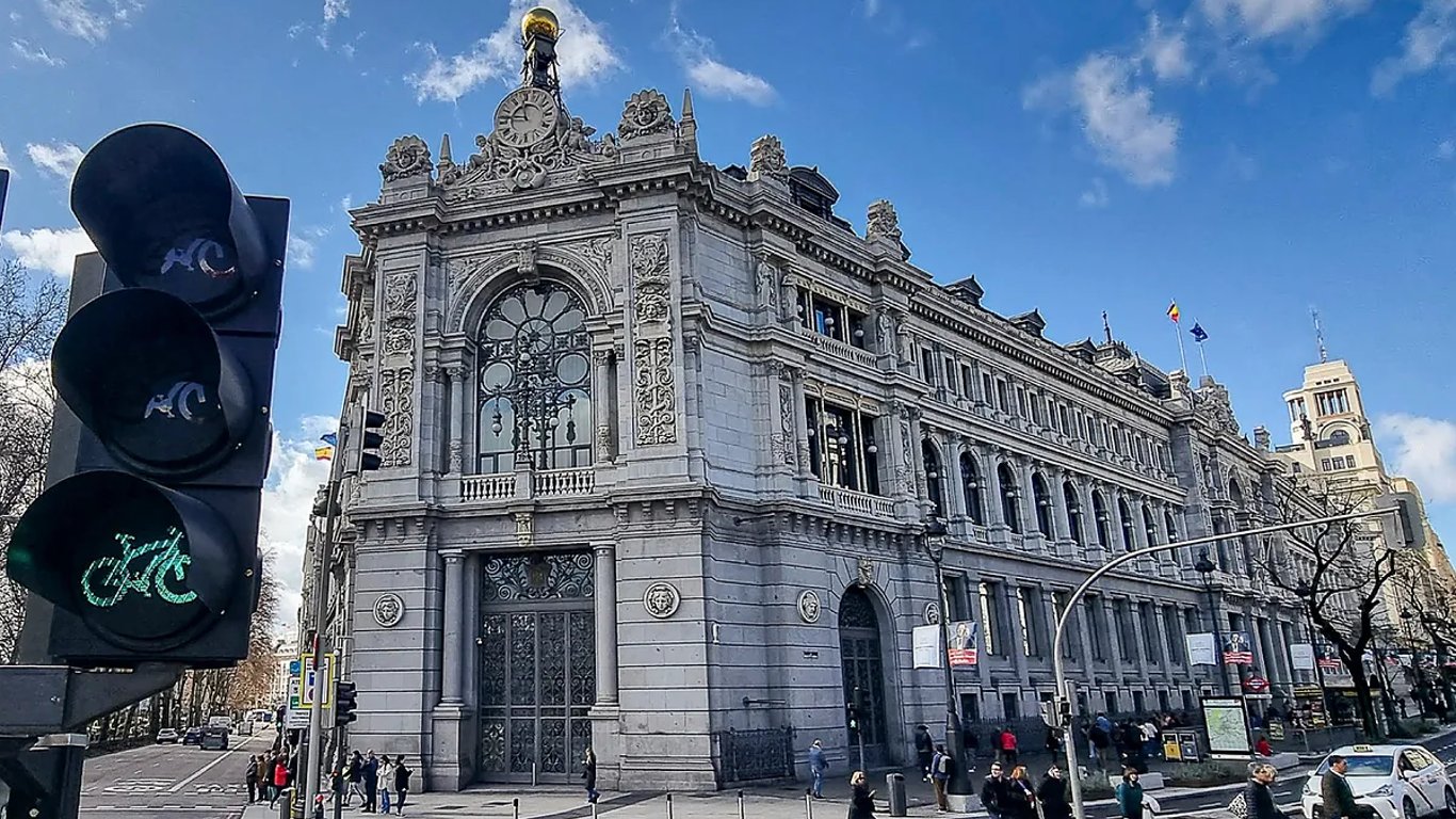 Deuda pública de España alcanza un récord, pero mejora la relación con el PIB