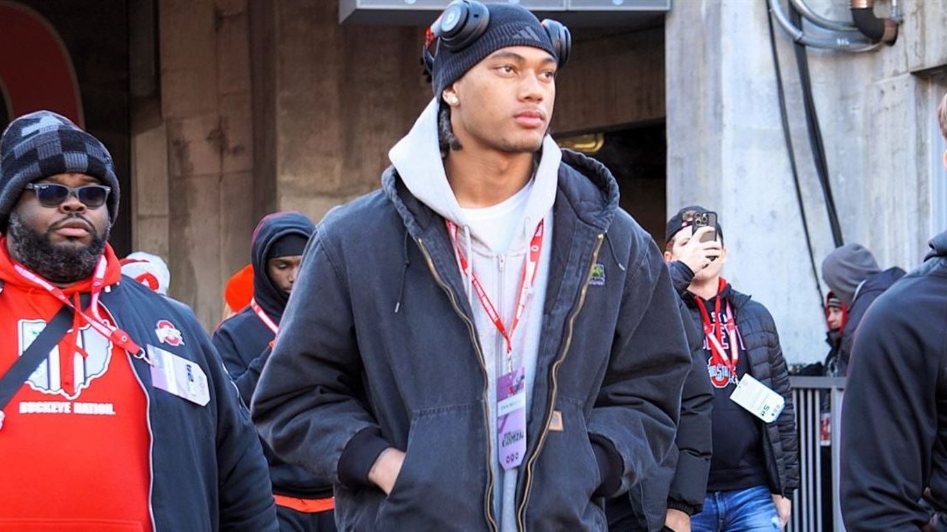 Los Buckeyes de Ohio State cambian el enfoque hacia el reclutamiento de 2026 en medio de preguntas y desafíos clave.