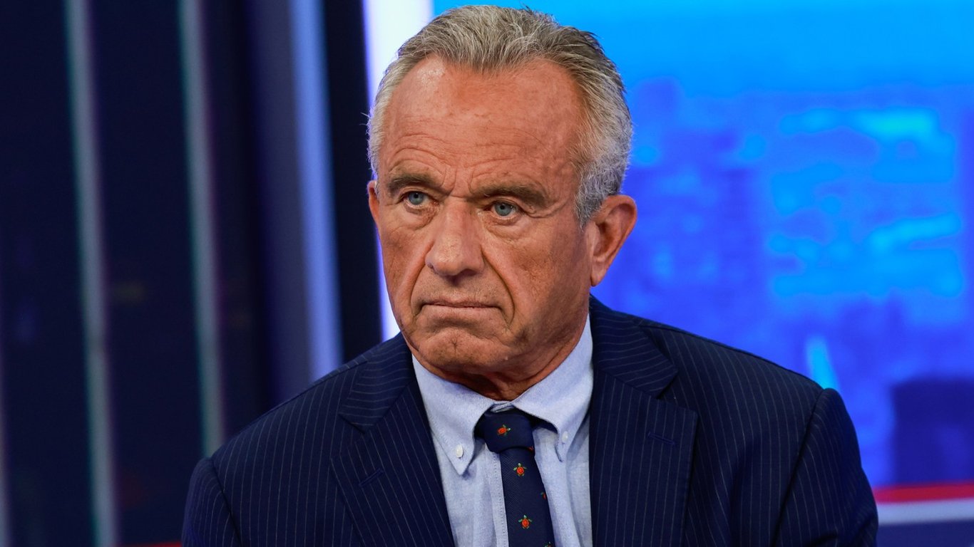 Los laureados del Premio Nobel se unen contra la nominación de Kennedy para el HHS, advierten sobre riesgos para la salud pública.