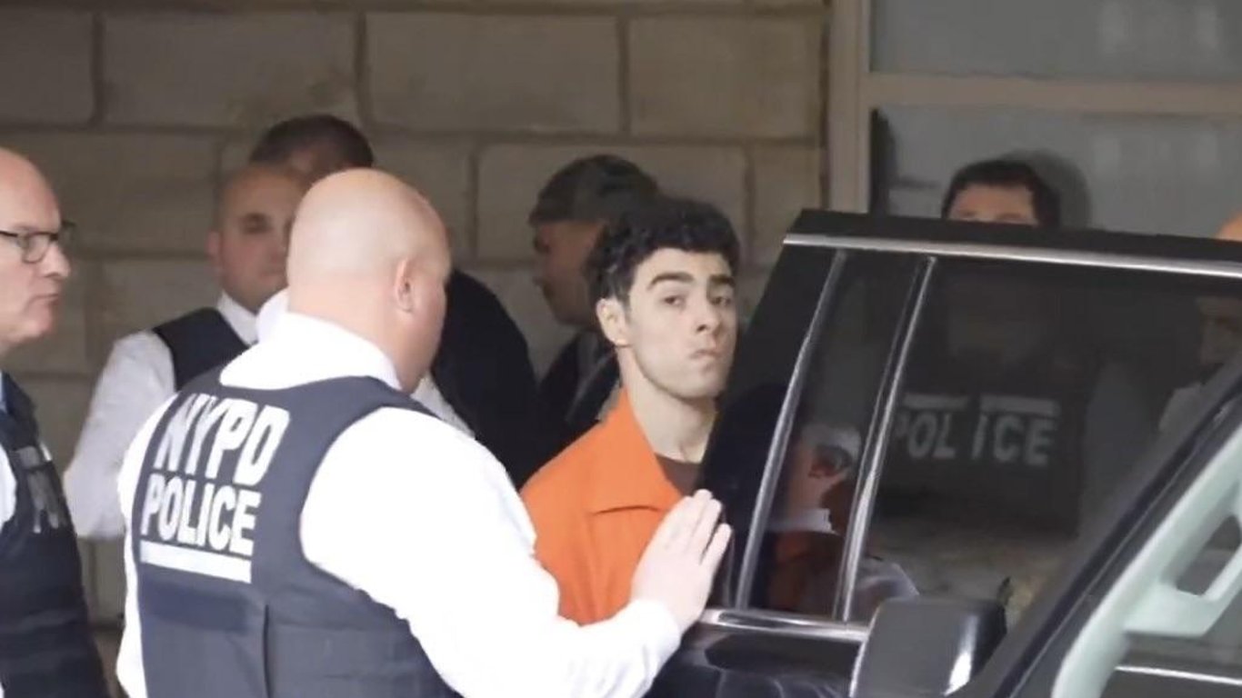 Sospechoso extraditado provoca indignación y debate sobre el sistema de salud de EE. UU. tras el asesinato del CEO.