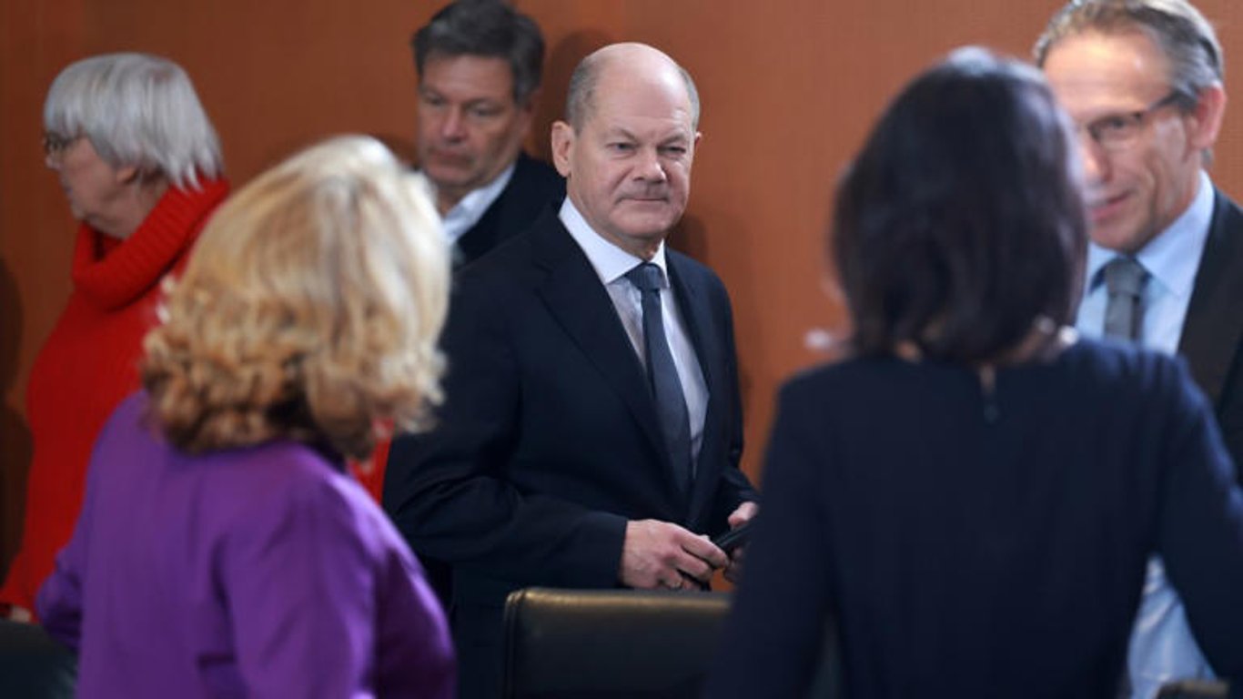 El nuevo líder rebelde de Siria insta al mundo a levantar las sanciones en medio de la agitación política.